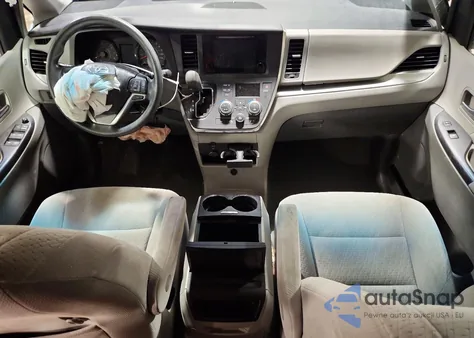 2015 Toyota Sienna Le 8-Passenger z USA, uszkodzony, nr VIN 5TDKK3DC8FS546284